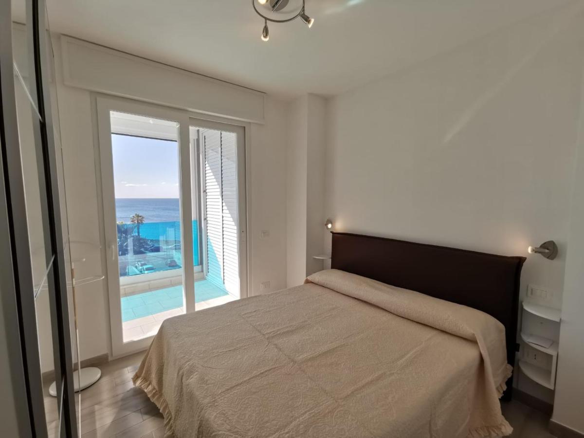 Appartamento Delfino Fronte Mare By Salentoville Gallipoli Exterior photo